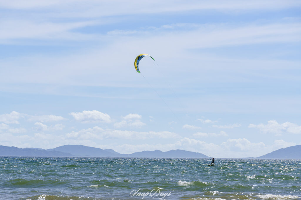 福間海岸の海でマリンスポーツを楽しむ人