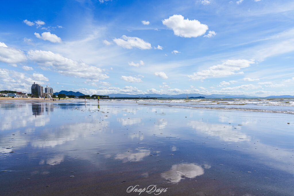 "かがみの海"として有名な福岡県福間海岸の風景