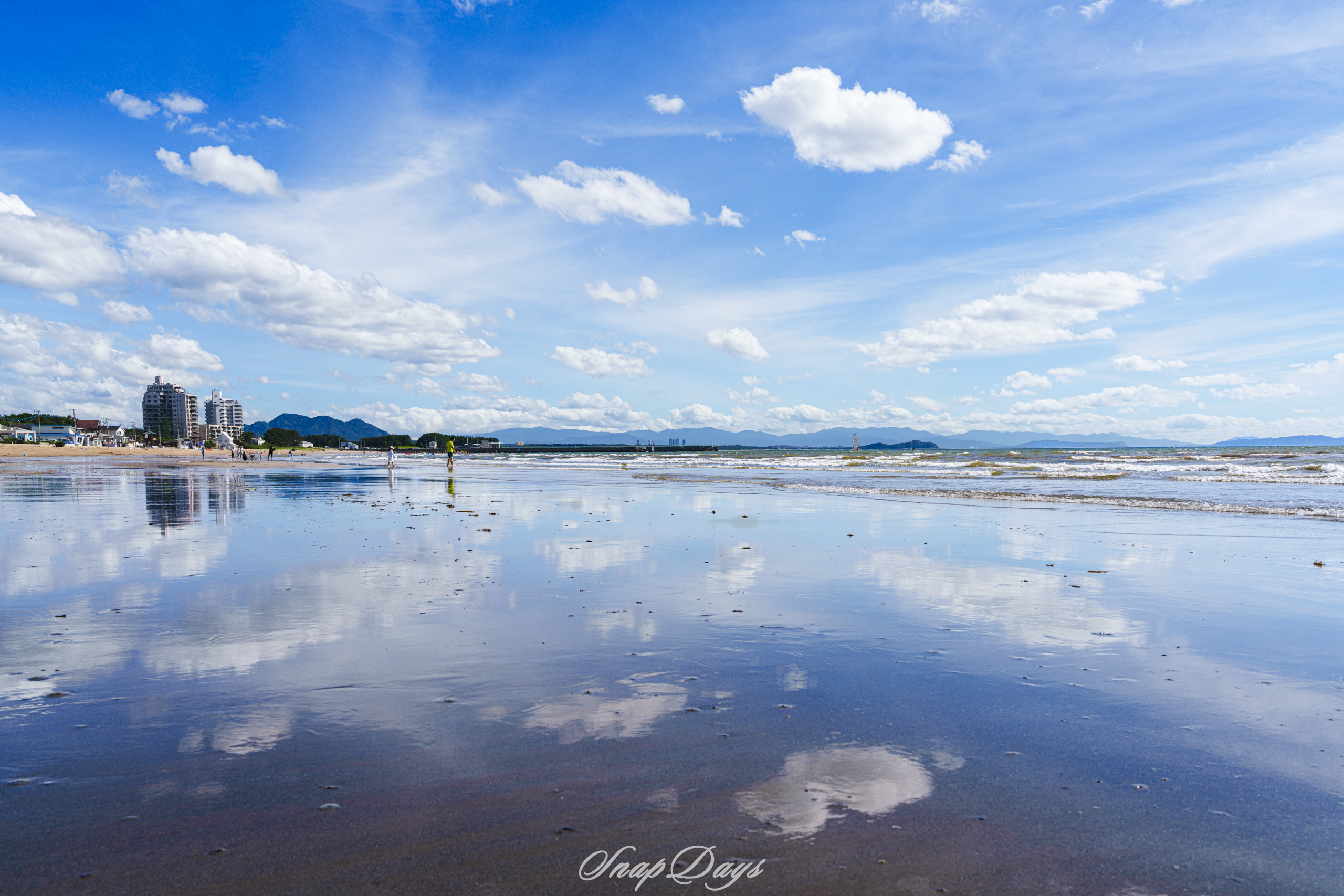 かがみの海で幻想的なリフレクションを。福岡県福間海岸の絶景フォト