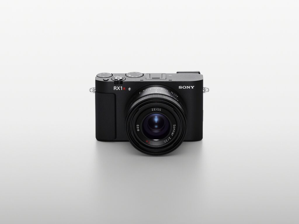 SONYから発表された新型のデジタルカメラ「RX1R III」の正面画像