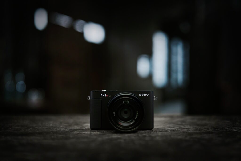SONYから発表された新型のデジタルカメラ「RX1R III」を正面から見たイメージ画像