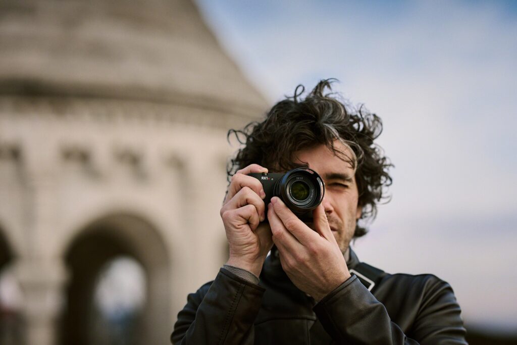 SONYから発表された新型のデジタルカメラ「RX1R III」を使用しているイメージ画像