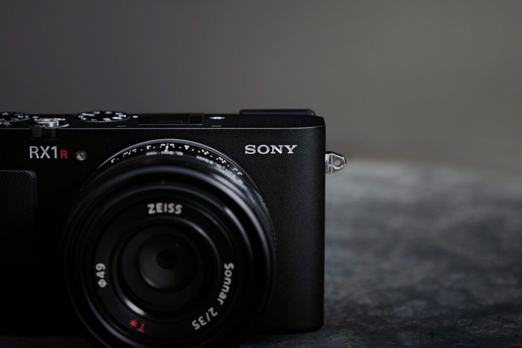 SONYから発表された新型のデジタルカメラ「RX1R III」を正面から見た「SONY」ロゴを強調したイメージ画像