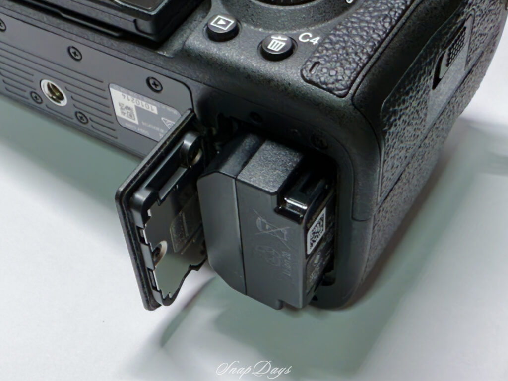 SONYのミラーレス一眼カメラ「α7R V」のバッテリー挿入部