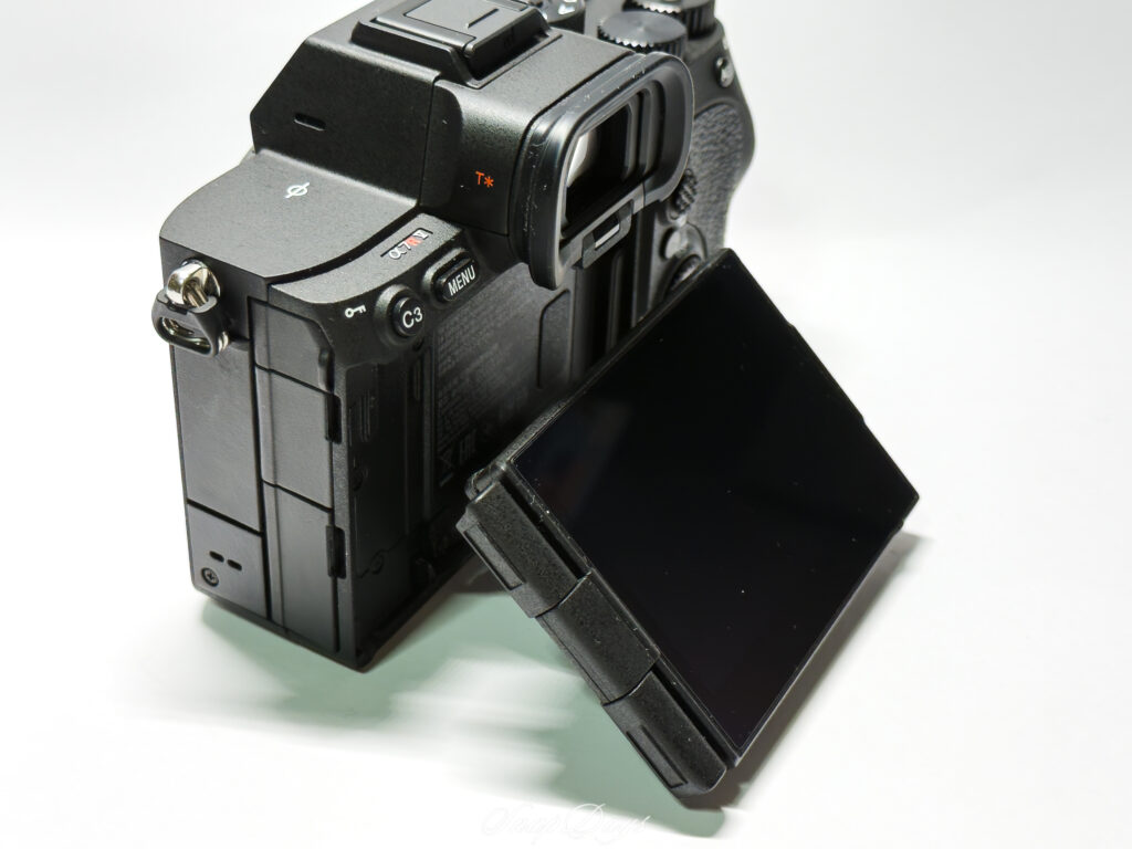 SONYのミラーレス一眼カメラ「α7R V」の液晶モニターをチルト可動させた