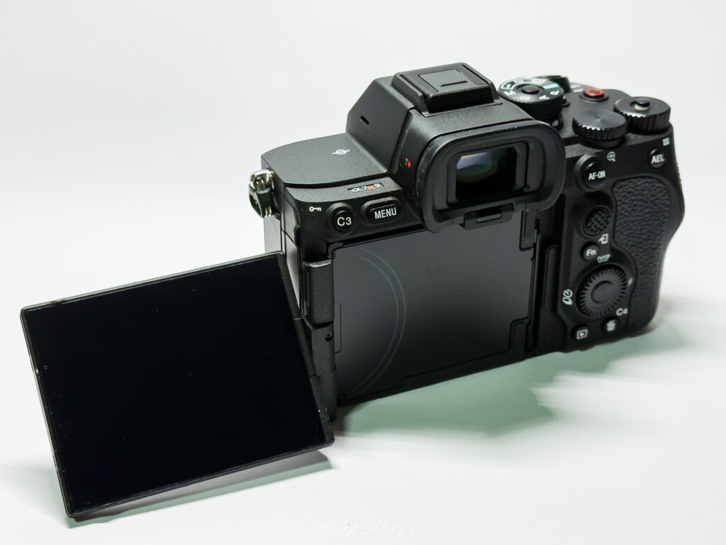SONYのミラーレス一眼カメラ「α7R V」の液晶モニターをバリアングル可動させた