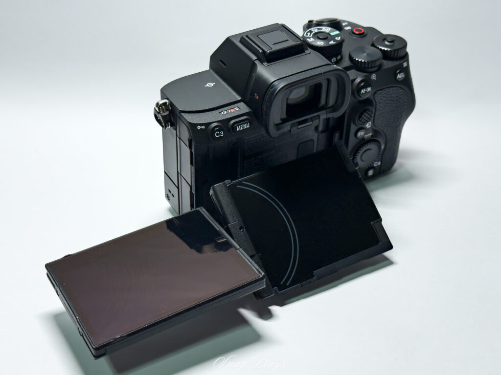 SONYのミラーレス一眼カメラ「α7R V」の液晶モニターを4軸可動させた