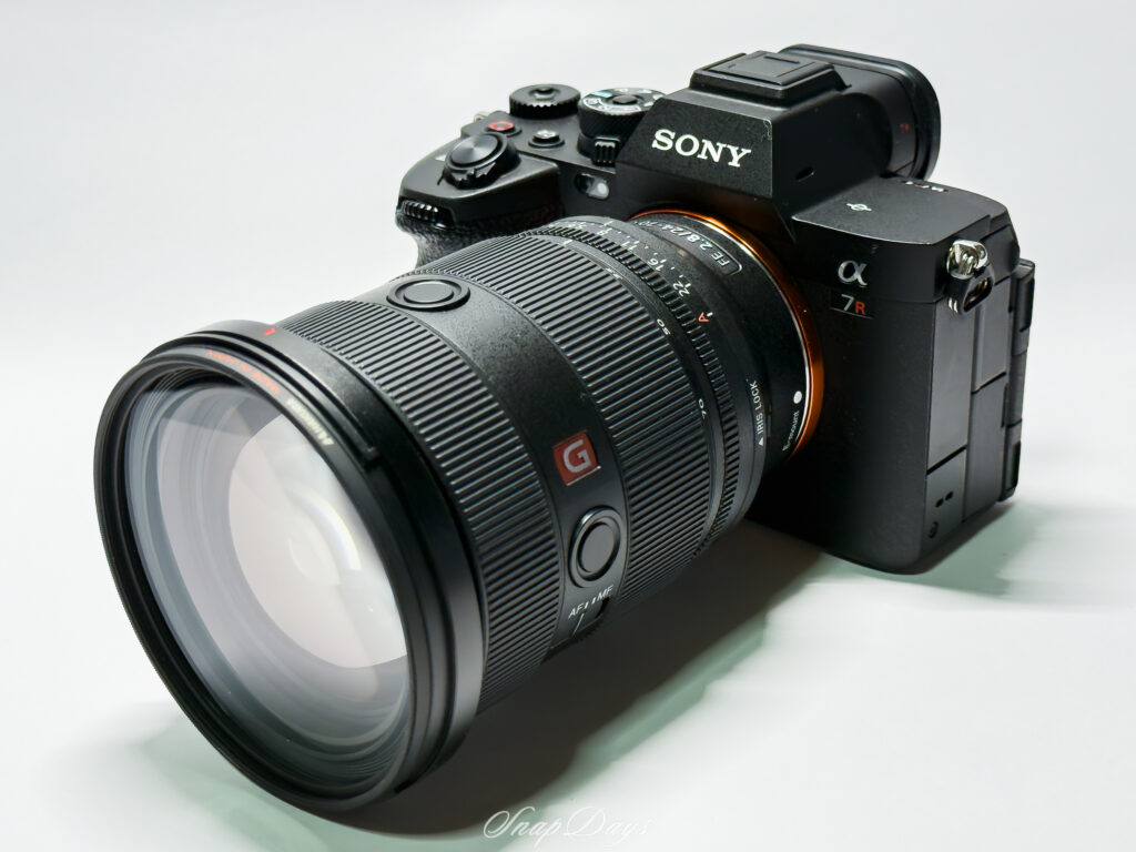 SONYのミラーレス一眼カメラ「α7R V」にSONYの純正レンズ「FE 24-70mm F2.8 GM II」を装着