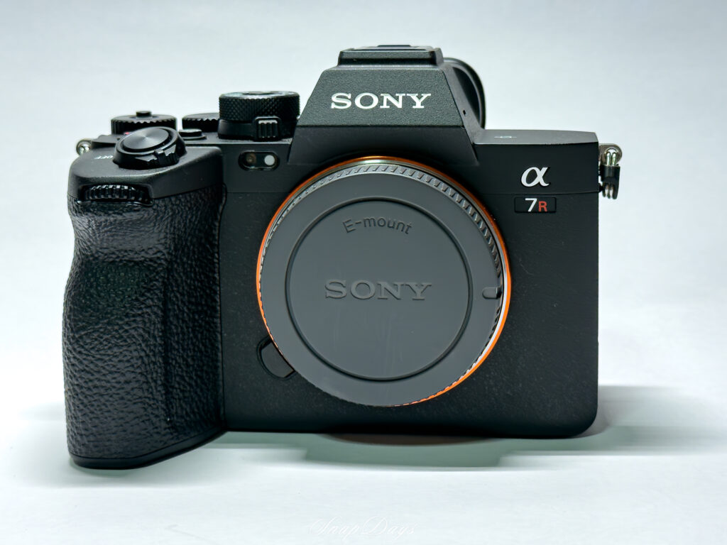 SONYのミラーレス一眼カメラ「α7R V」の正面からの外観