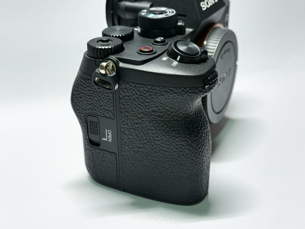 SONYのミラーレス一眼カメラ「α7R V」のグリップ部