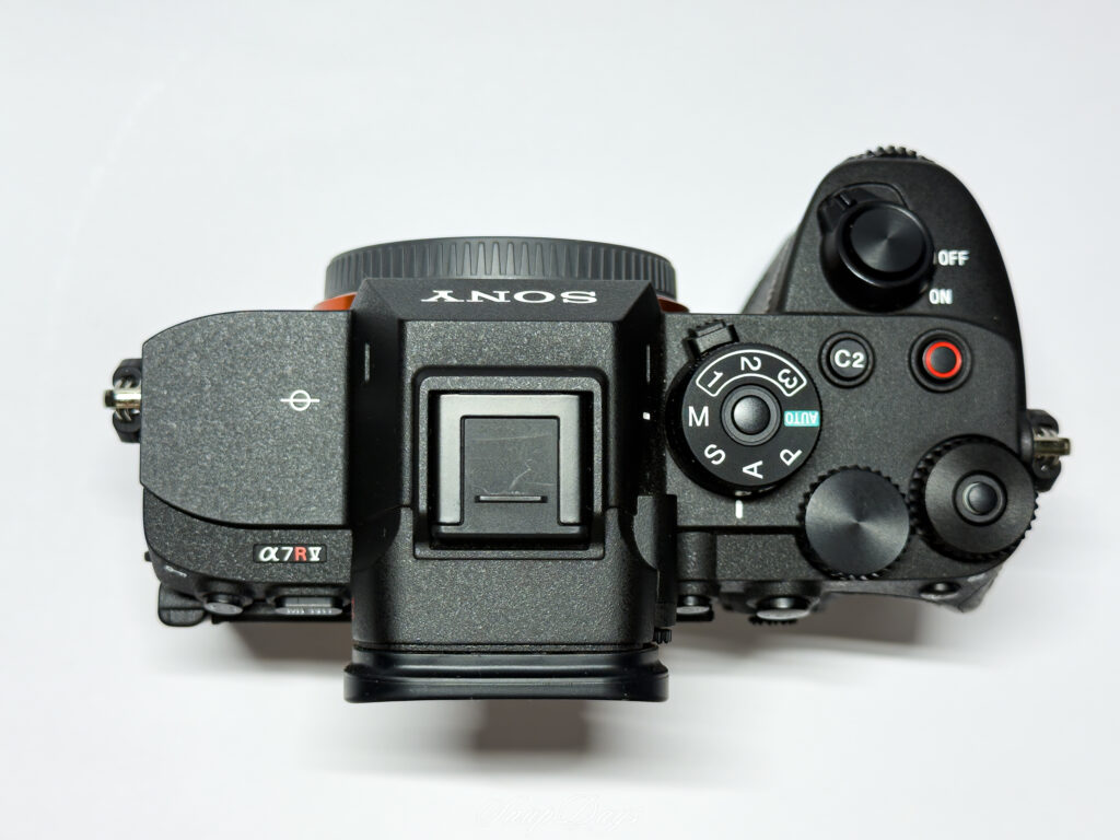 SONYのミラーレス一眼カメラ「α7R V」の上面の外観