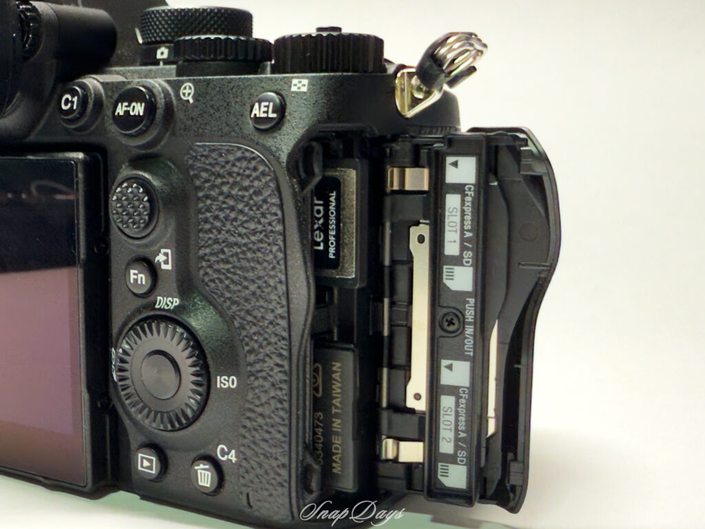 SONYのミラーレス一眼カメラ「α7R V」の側面(メモリーカードスロット)