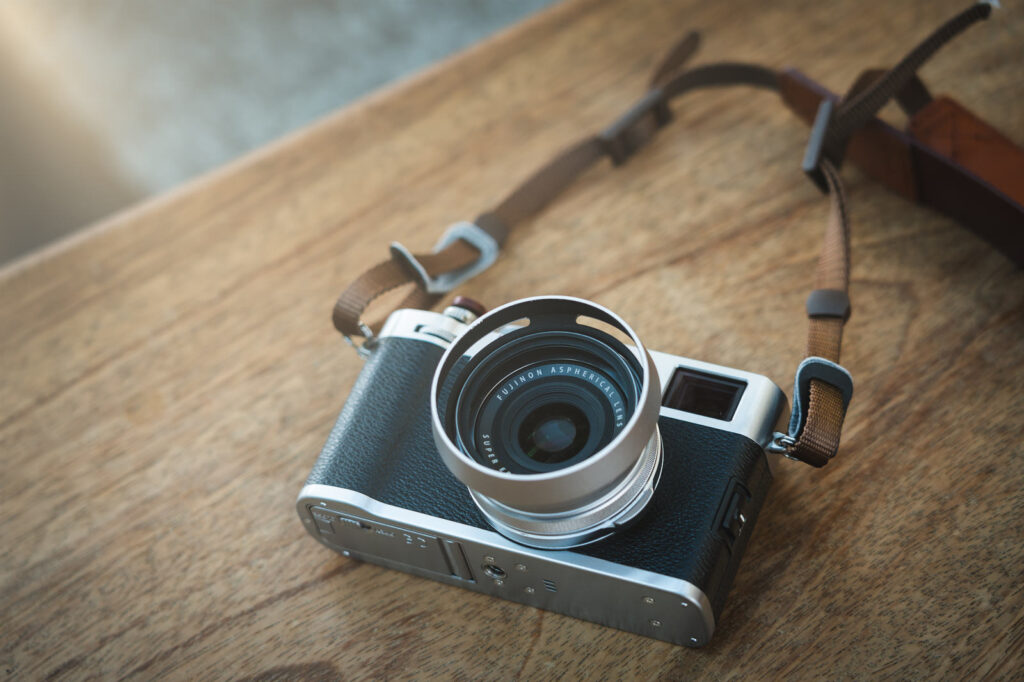 ベンチに置かれたおしゃれなカメラ