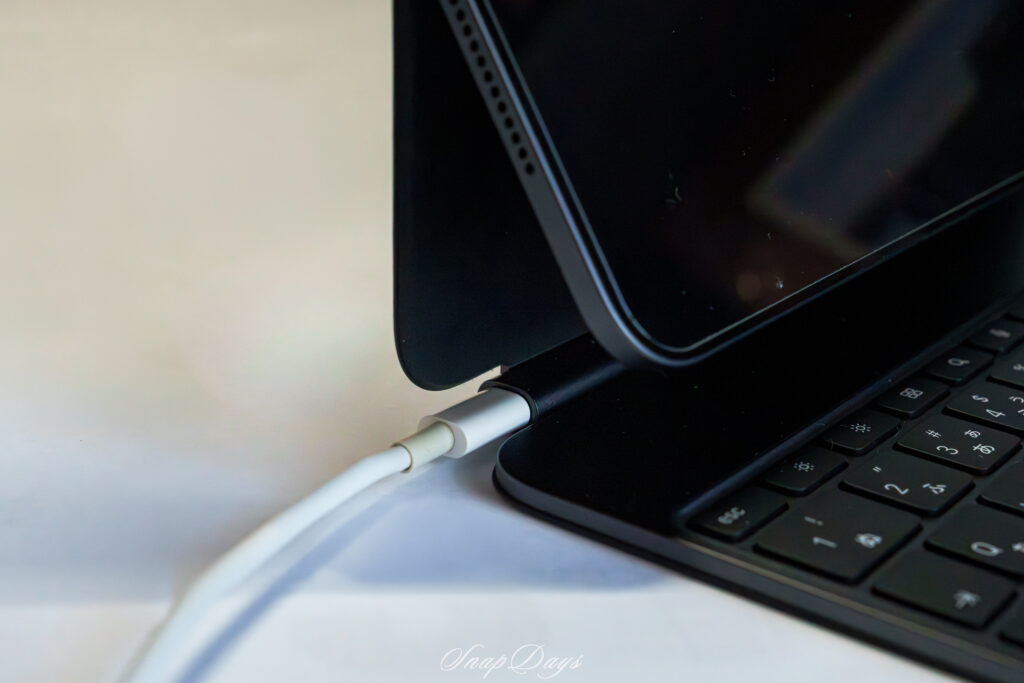M4 iPad Pro用Magic KeyboardのUSB Type-C ポート
