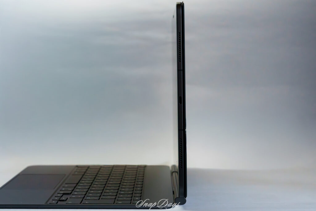 M4 iPad Pro用Magic Keyboardの横からの外観