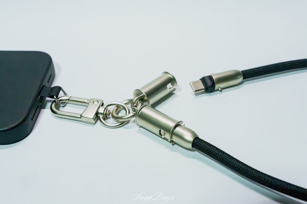 3COINSのケーブルスマホショルダーCtoCの金属製キャップにケーブルを取り付けた状態