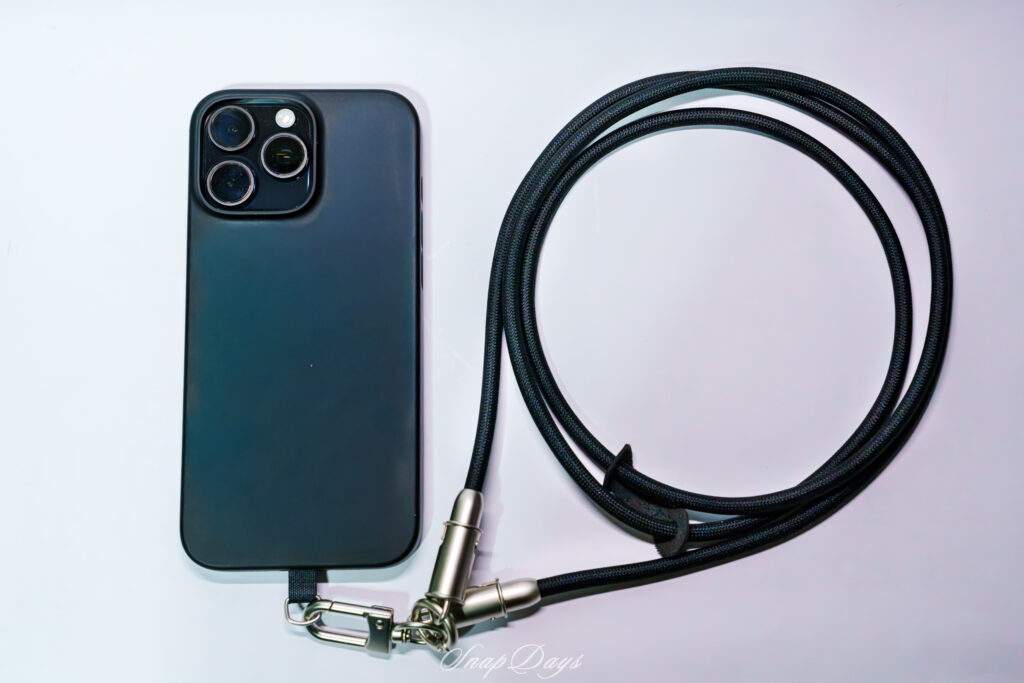 3COINSのケーブルスマホショルダーCtoCをスマートフォンに取り付けた状態