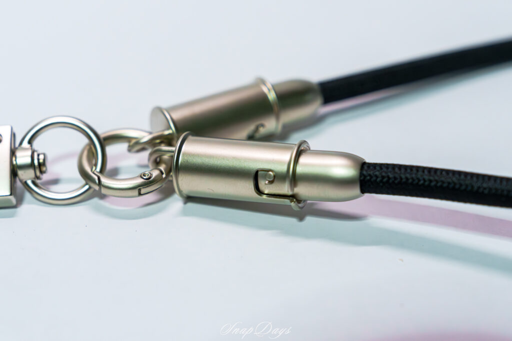 3COINSのケーブルスマホショルダーCtoCの金属製キャップにケーブルを取り付けた状態