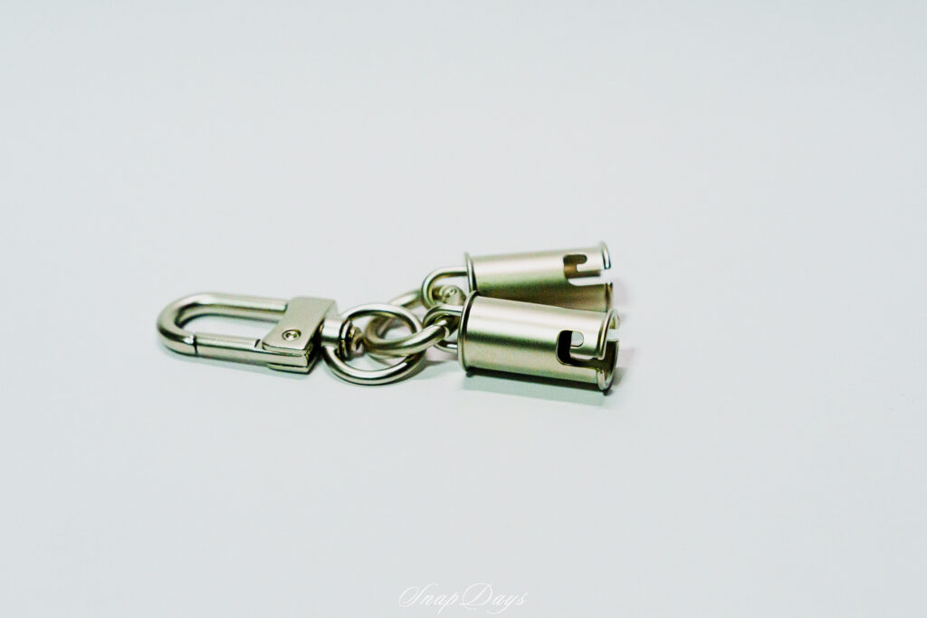 3COINSのケーブルスマホショルダーCtoCの金属製キャップパーツ