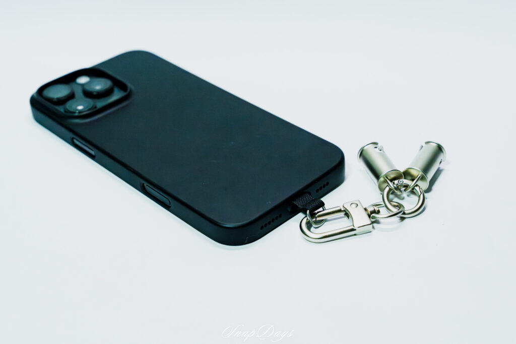 3COINSのケーブルスマホショルダーCtoCのストラップホルダーカードに金属製のキャップを取り付けた状態