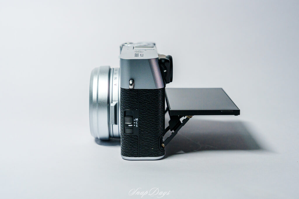 富士フイルムX100VIの外観(チルトモニター)