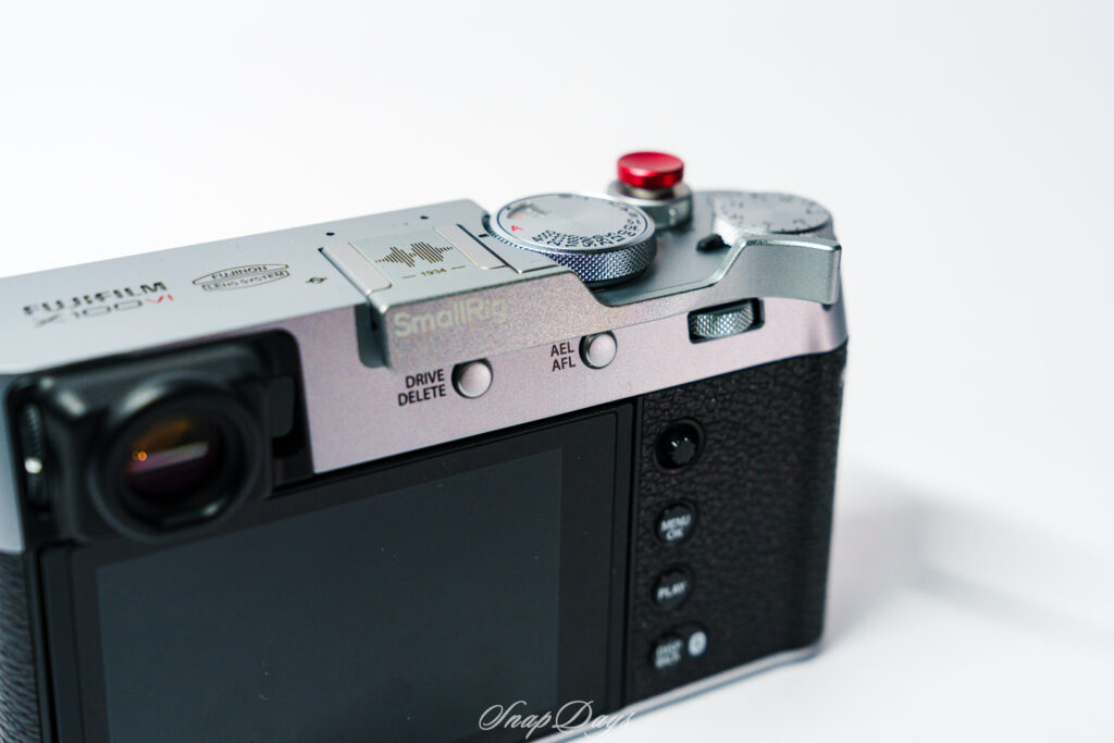 SmallRigのX100VI・X100V用のサムレストとソフトレリーズをX100VIに装着した状態