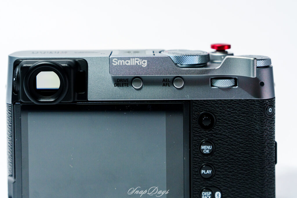 SmallRigのX100VI・X100V用のサムレストとソフトレリーズをX100VIに装着した状態