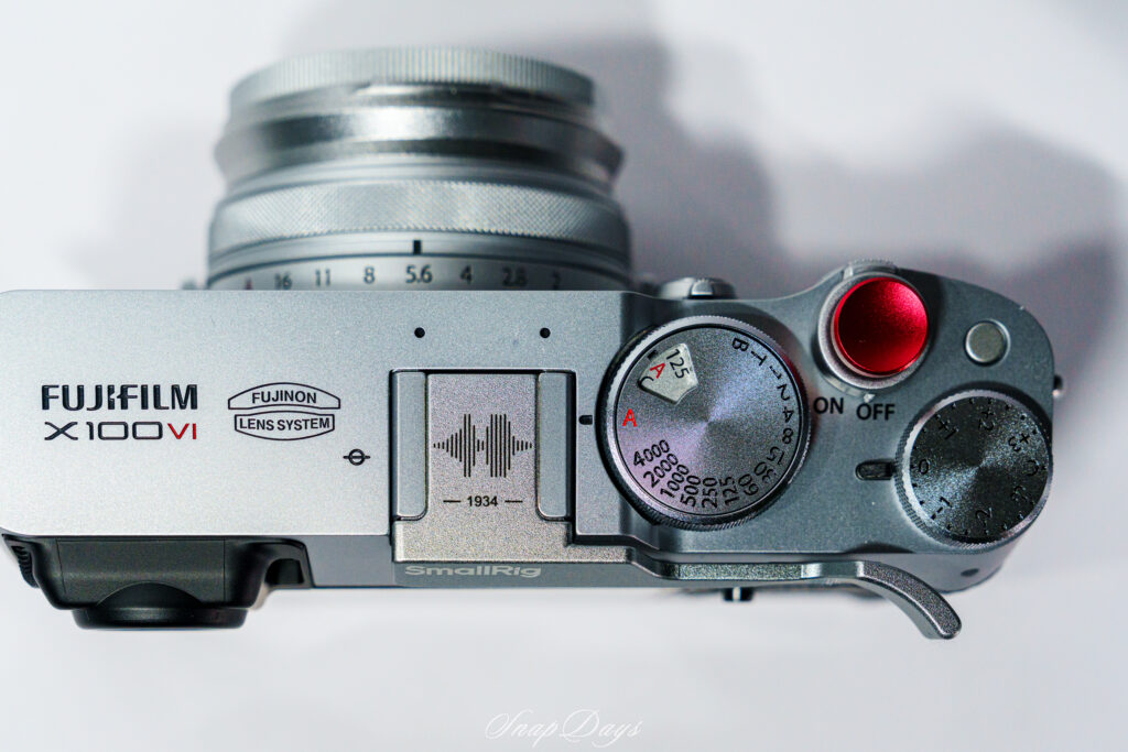 SmallRigのX100VI・X100V用のサムレストとソフトレリーズをX100VIに装着した状態