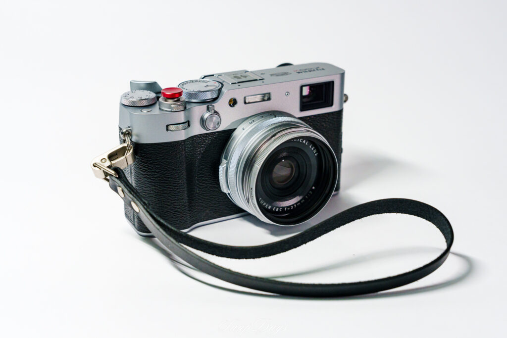 富士フイルムX100VIにアクセサリー類を装着した状態