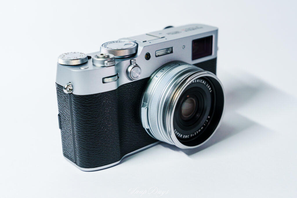 富士フイルムX100VIに純正アダプターリングAR-X100を装着した状態